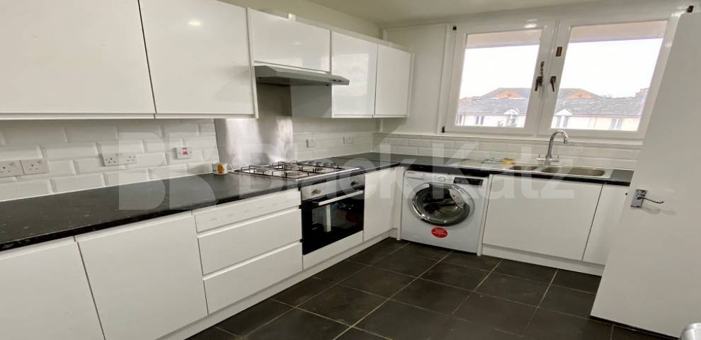 			NEWLY REFURBISHED 3 BEDROOM , 3 Bedroom, 1 bath, 1 reception Maisonette			 Seyssel Street, Isle Of Dogs
