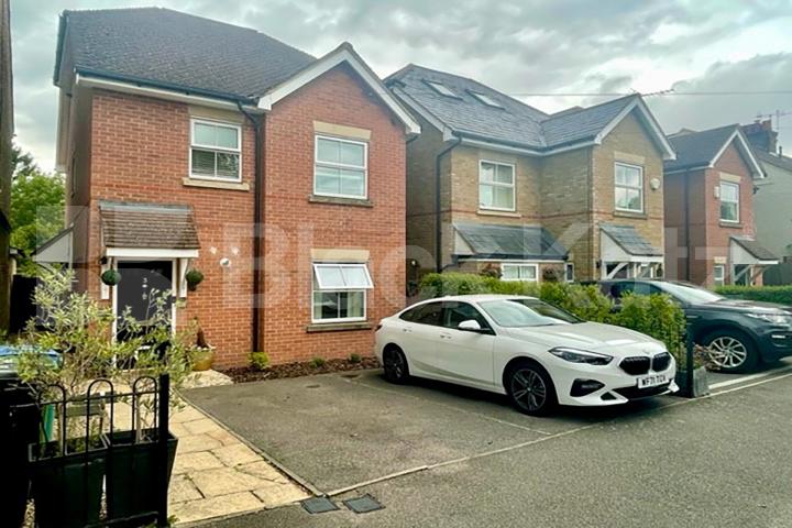 Spacious 1 bedroom flat with wood floors allocated parking & sole use of garden Cedar Heights, Cedar Road , Bushey, Watford