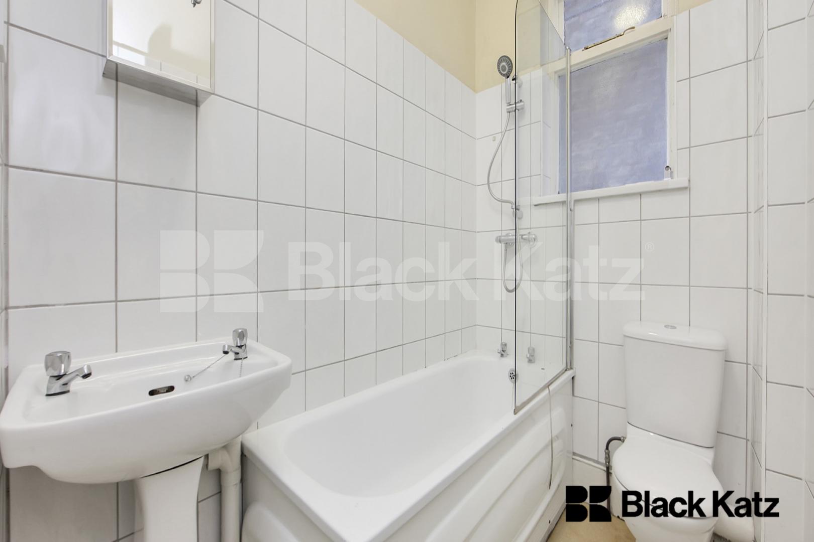 Spacious garden flat within minutes of Tooting Bec Station Crockerton Road , Tooting Bec