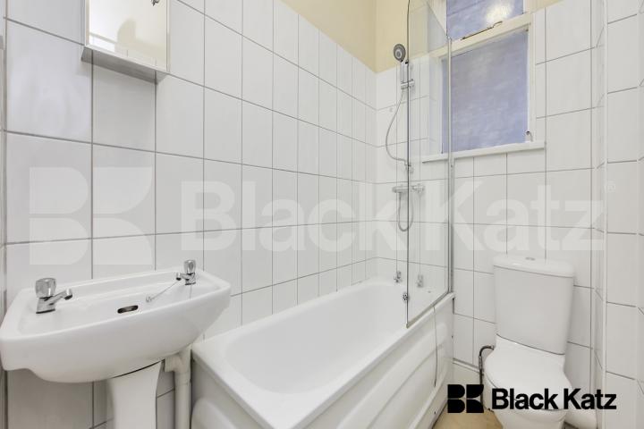 Spacious garden flat within minutes of Tooting Bec Station Crockerton Road , Tooting Bec