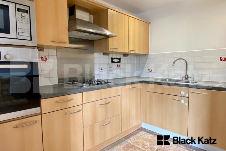 Bright and spacious two bedroom, two bathroom apartment in a gated development Blackburn Court. Bascombe Street, Brixton/Tulse Hill