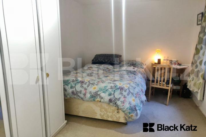 Bright & airy with neutral decor throughout & designated parking space Gaugin Court.Stubbs Drive, Bermondsey