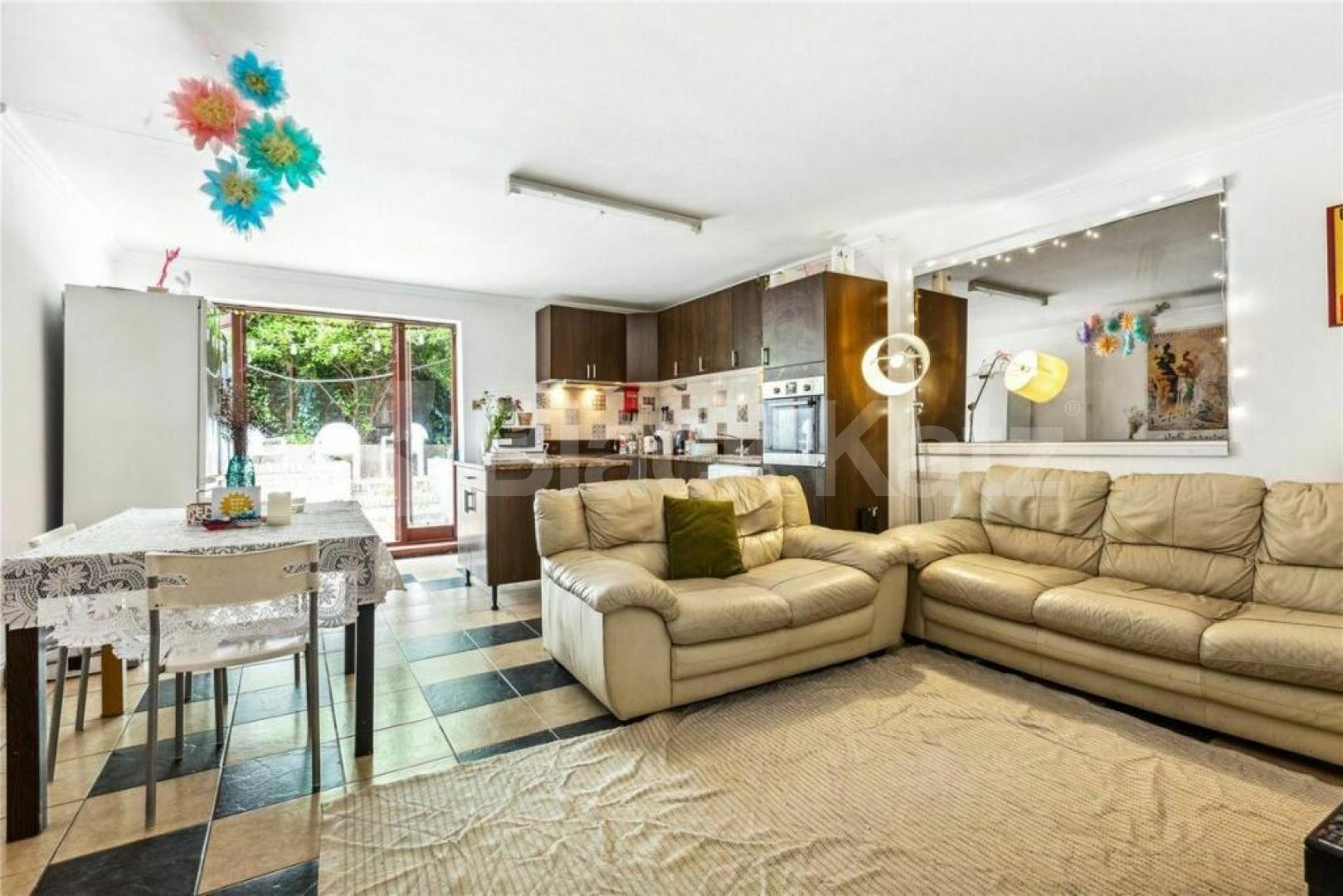 			4 Bedroom, 2 bath, 1 reception Flat			 Campsfield Road, Hornsey