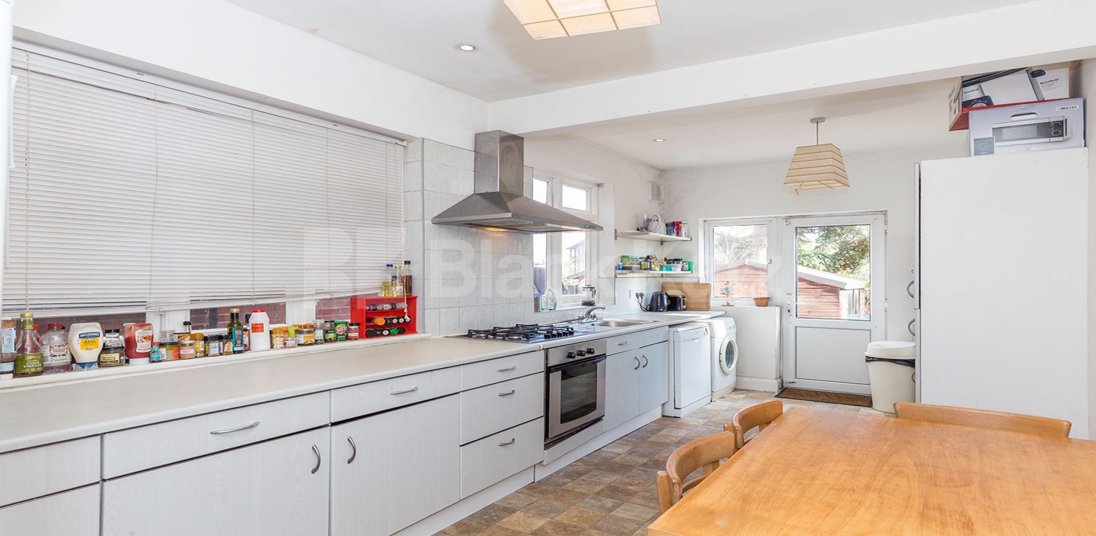 			APS School Catchment!, 5 Bedroom, 1 bath, 1 reception House			 Durnsford Road, Muswell Hill