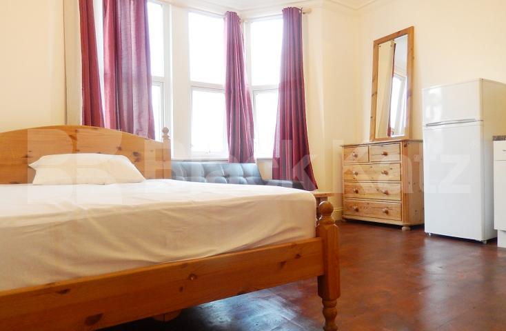 			 INCLUSIVE OF COUNCIL TAX, ELECTRICITY, WATER, WIFI, Studio Apartment, 1 bath, 1 reception Flat			 Third Avenue, ACTON CENTRAL