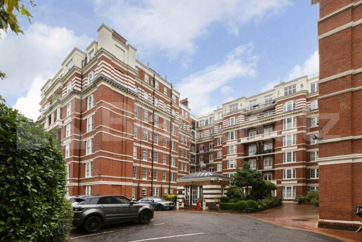 Spacious three double bedrooms set in a redbrick mansion block Rodney Court, Maida Vale
