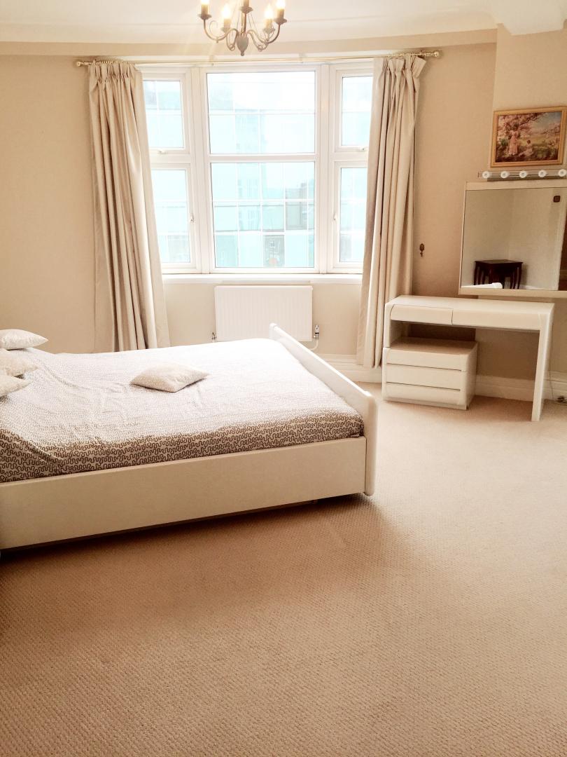 			HOT WATER AND HEATING INCLUDED, 2 Bedroom, 1 bath, 1 reception Apartment			 College Crescent, SWISS COTTAGE