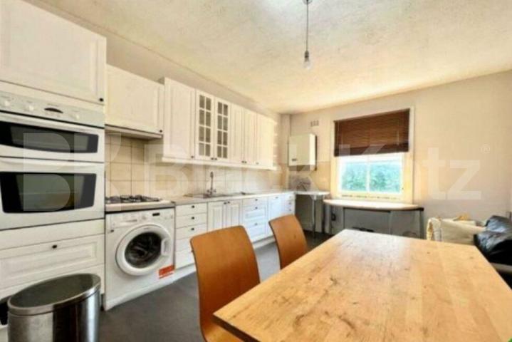 Spacious three double bedroom set on the top floor Archway Road, Highgate