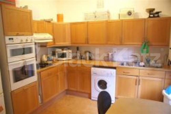 			2 Bedroom, 1 bath, 1 reception Flat			 Hampstead Lane, HIGHGATE