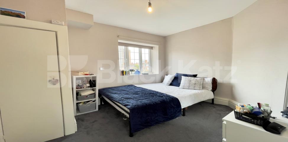 Superbly located Vicarage conversion recently redecorated throughout. Porlock Street, London Bridge