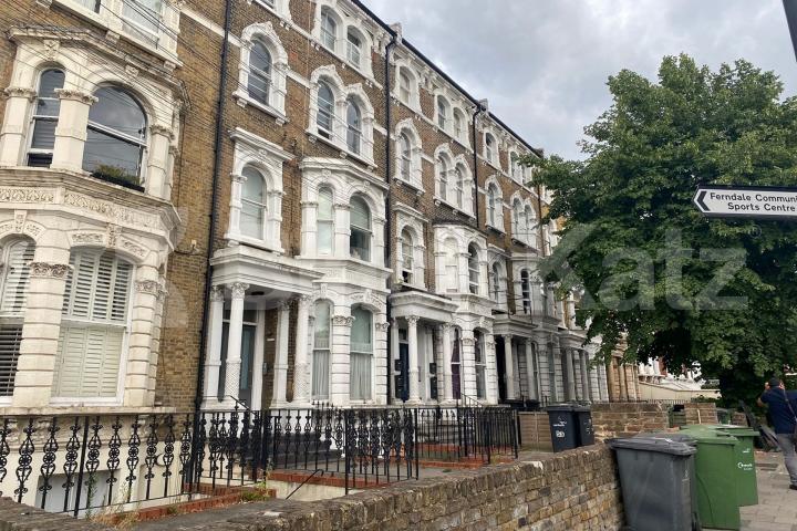 Larger than average & superbly located to amenities & transport Bedford Road, Clapham North