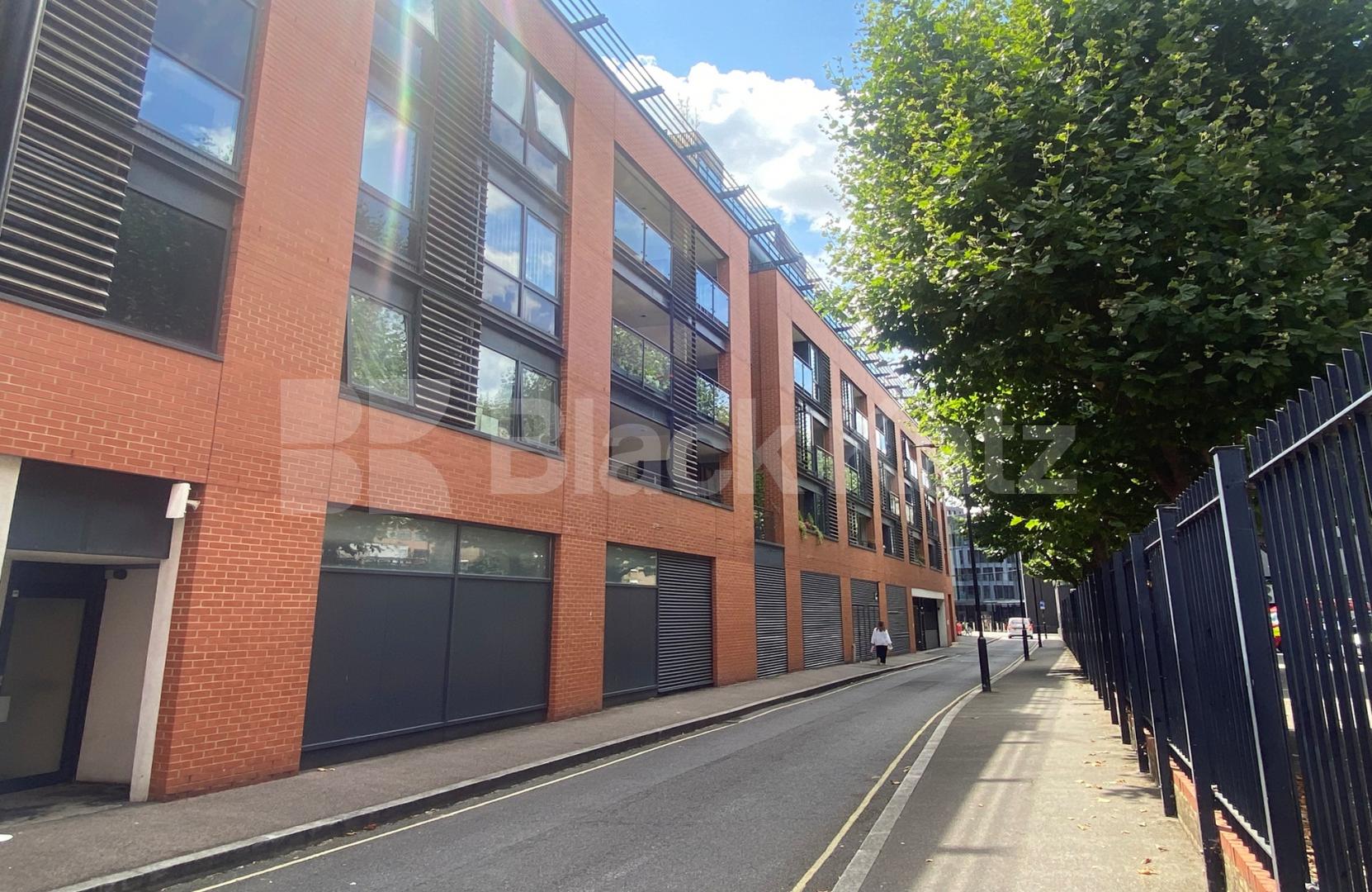 Larger than average superbly located stylish apartment Southwark Bridge Road, Borough