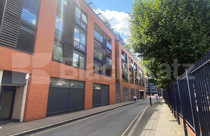 Larger than average superbly located stylish apartment Southwark Bridge Road, Borough