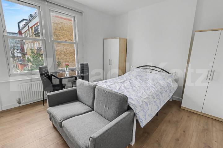 Spacious studio within walking distance to Camden Camden Road , Camden Borders 
