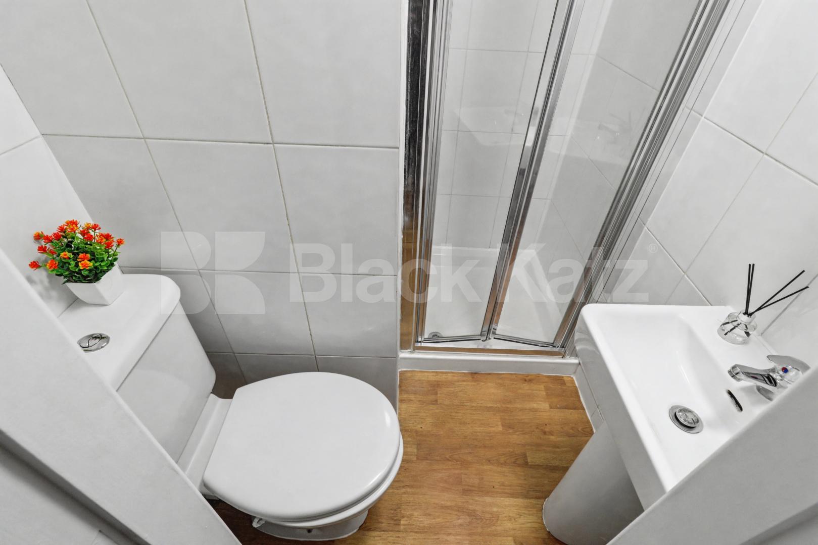 A compact yet excellent value studio apartment situated on the highly desirable Fitzjohn’s Avenue in NW3.This furnished property is ideal for those seeking an affordable home in a prime location Fitzjohns avenue, Hampstead, NW3 (Inclusive of Gas and Water),  London