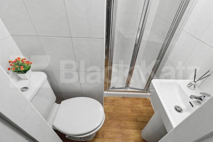 A compact yet excellent value studio apartment situated on the highly desirable Fitzjohn’s Avenue in NW3.This furnished property is ideal for those seeking an affordable home in a prime location Fitzjohns avenue, Hampstead, NW3 (Inclusive of Gas and Water),  London