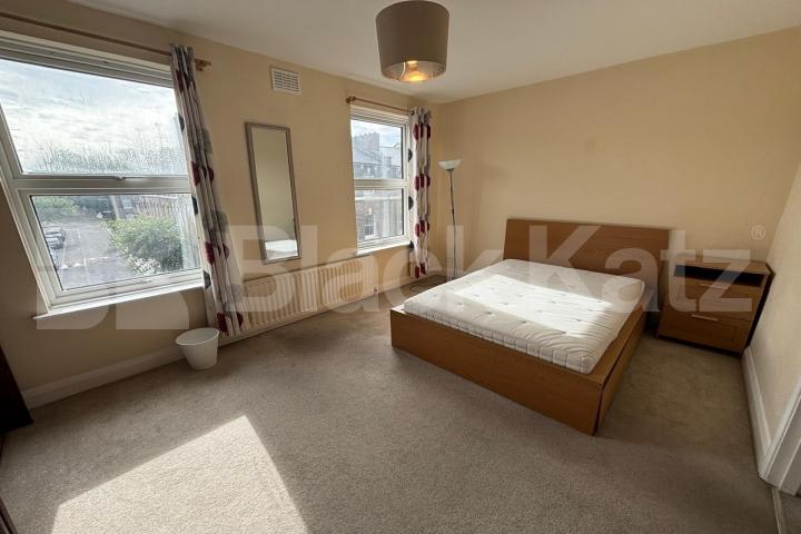 Offering 1235 Sq.Ft.of living space with charming garden & extra study room Charleston street , Elephant and Castle