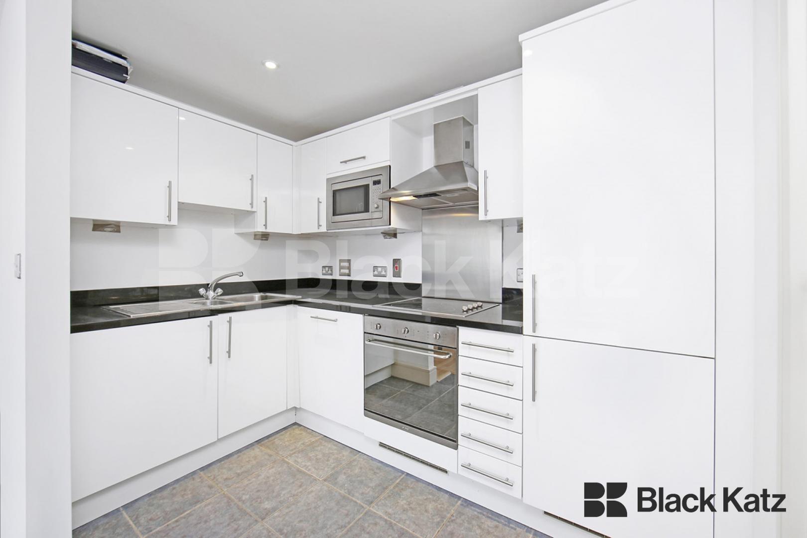 Contemporary Apartment with Balcony, Underground Parking & Water Rates Long Lane, London Bridge