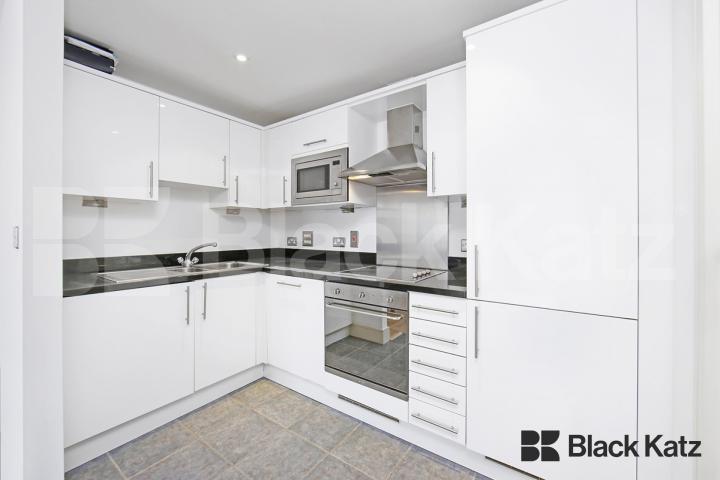 Contemporary Apartment with Balcony, Underground Parking & Water Rates Long Lane, London Bridge