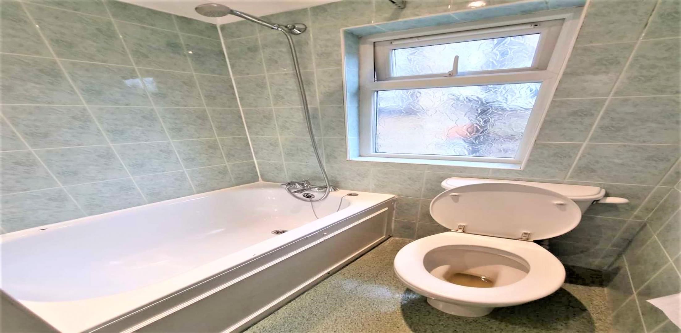 			Studio Apartment, 1 bath, 1 reception Studio			 Glenmore Road, BELSIZE PARK