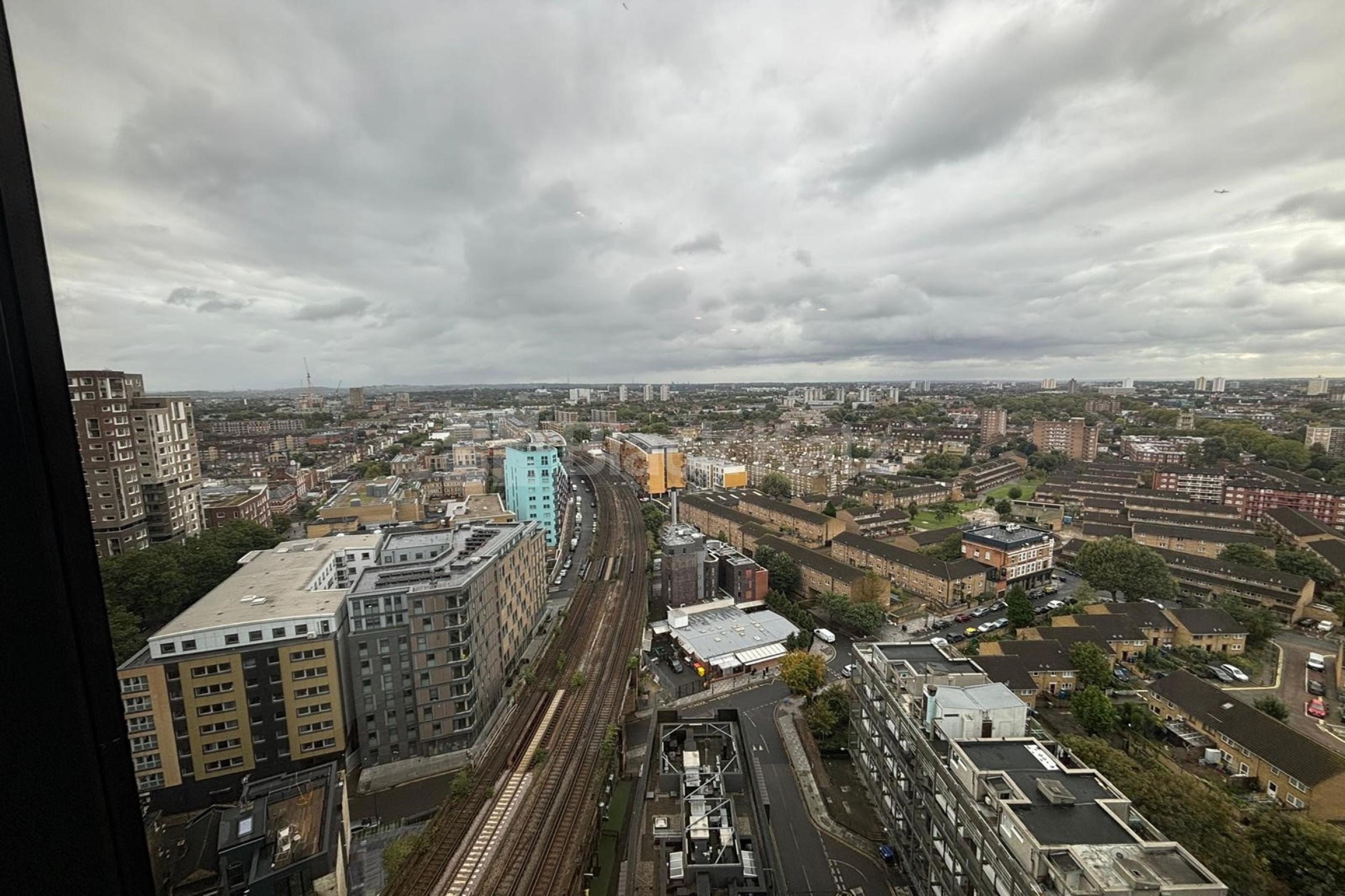 Located on the 18th Floor of this Iconic Tower with Stunning Views Strata, Walworth Road, Elephant and Castle SE1