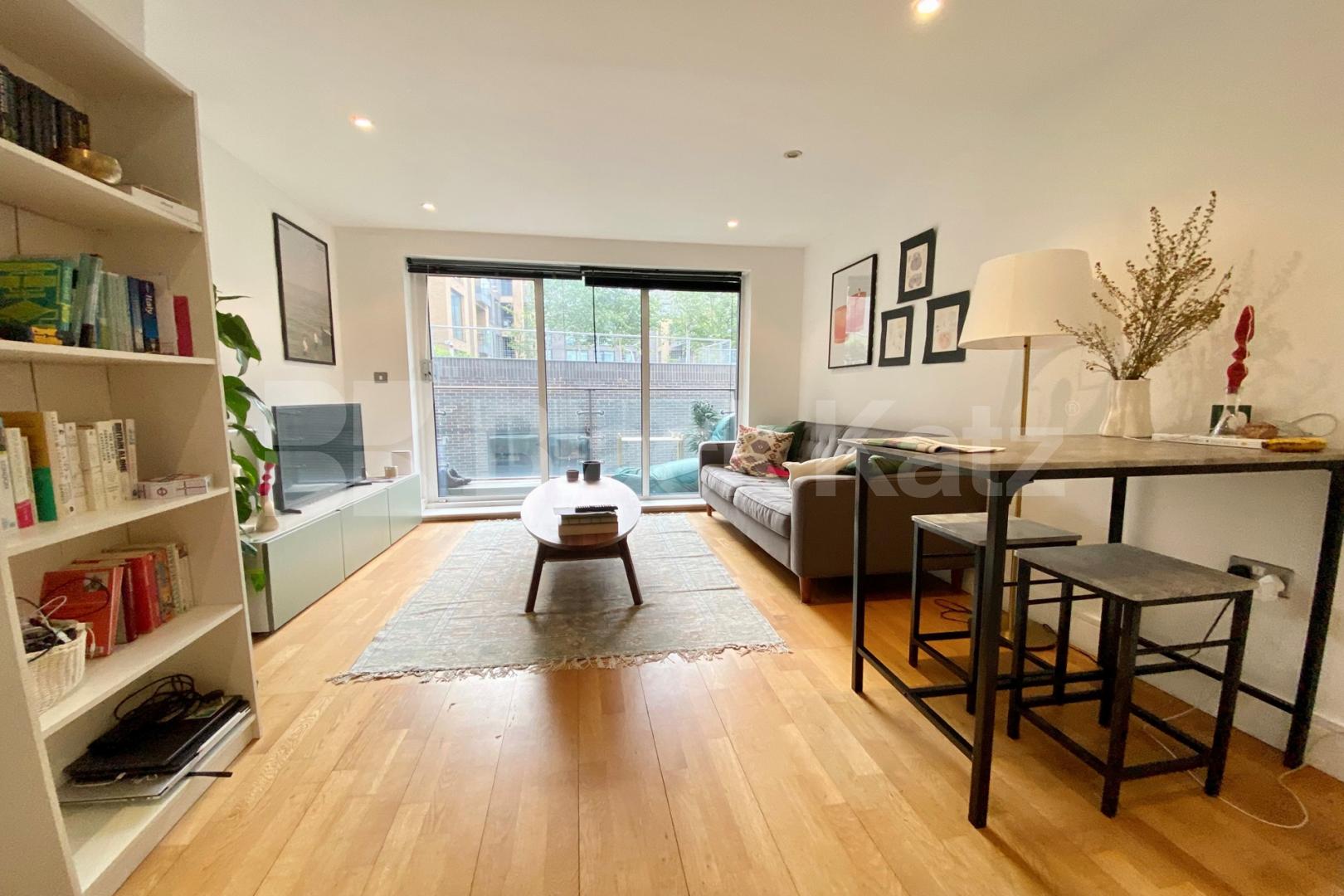 Flooded with natural light, prime location, balcony & Inclusive of water rates Long Lane, London Bridge