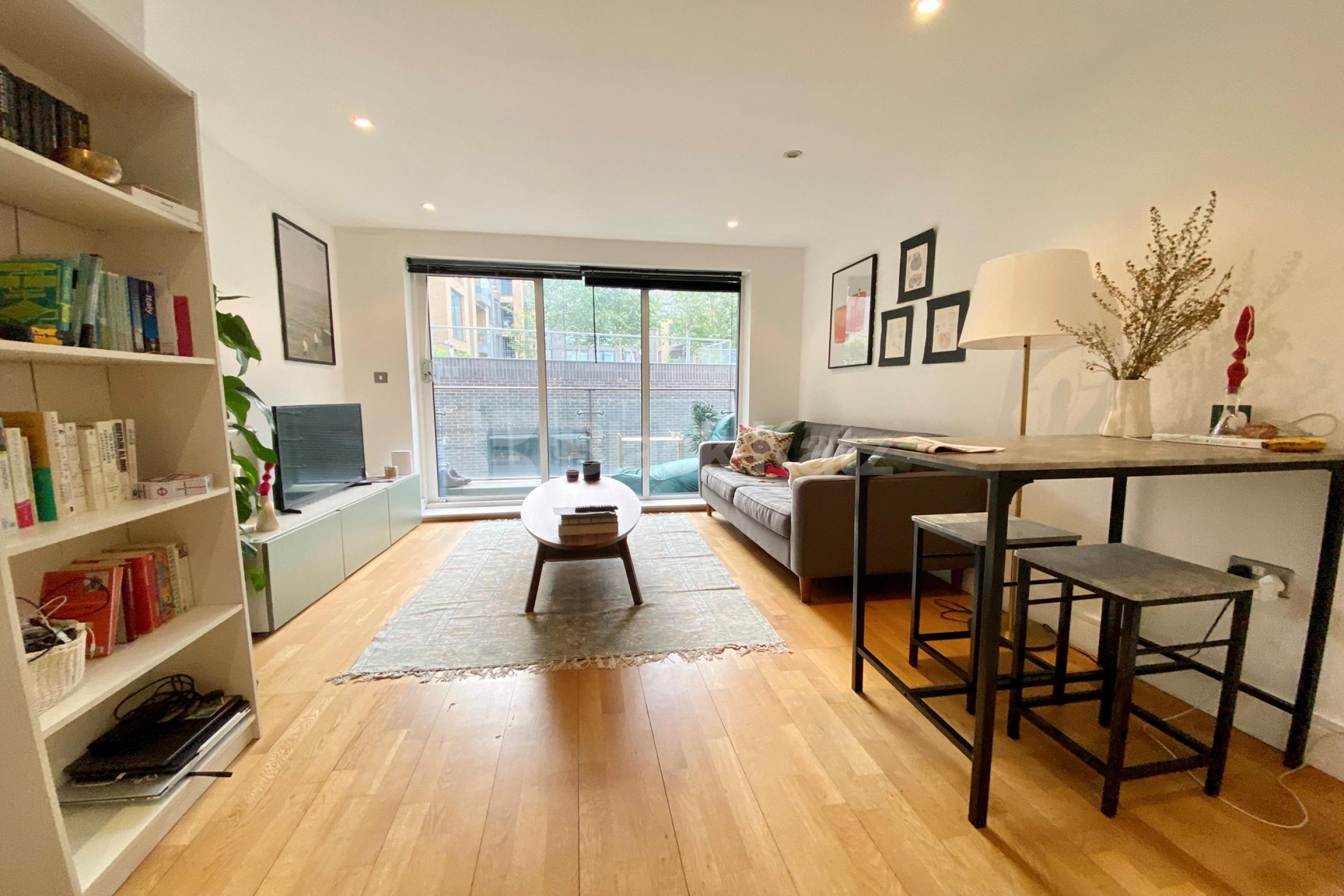 Flooded with natural light, prime location, balcony & Inclusive of water rates Long Lane, London Bridge SE1