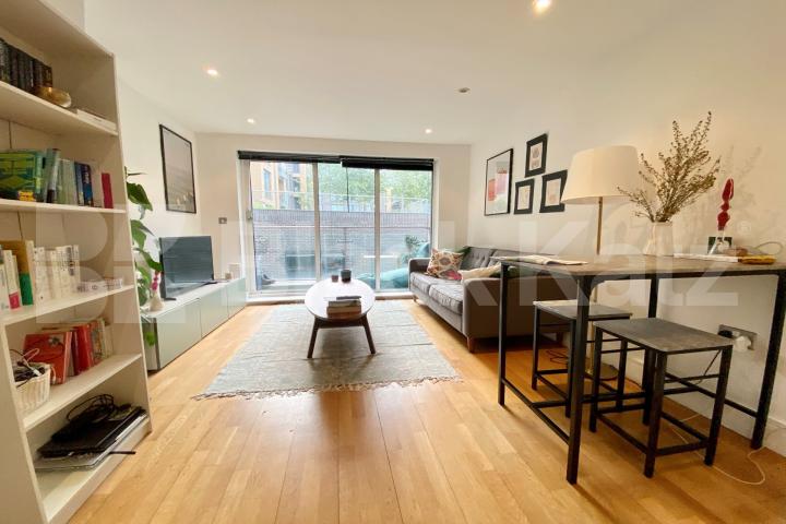 Flooded with natural light, prime location, balcony & Inclusive of water rates Long Lane, London Bridge