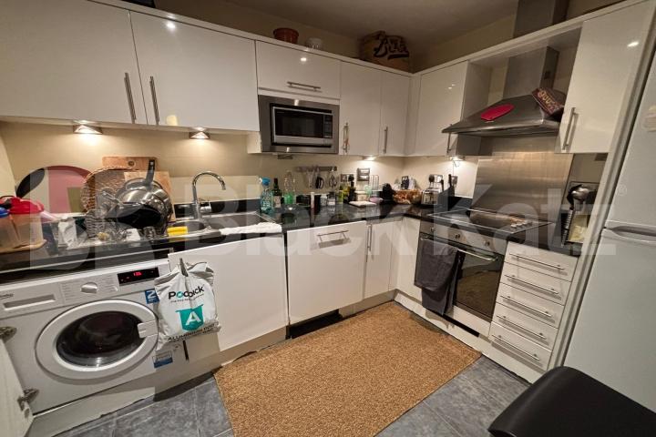 Larger than average superbly located stylish apartment Southwark Bridge Road, Borough