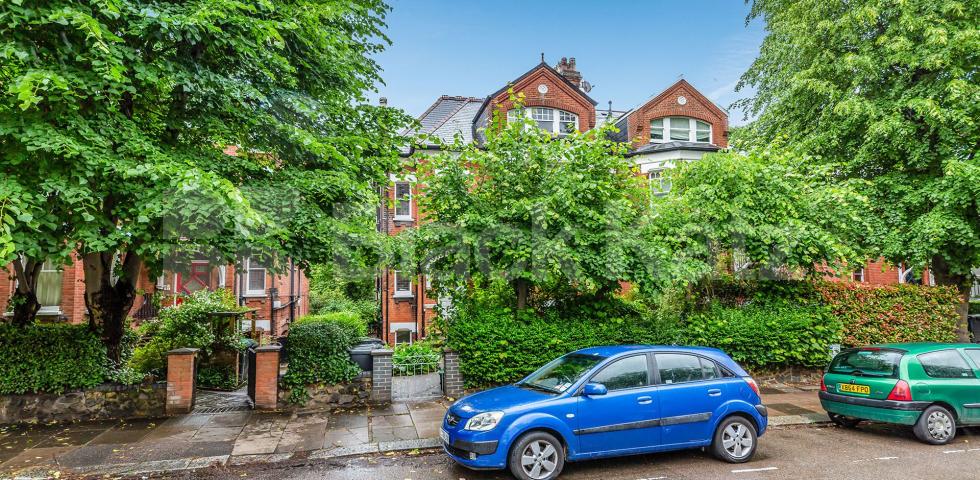 			Studio Apartment, 1 bath, 1 reception Studio			 Avenue Road, CROUCH END