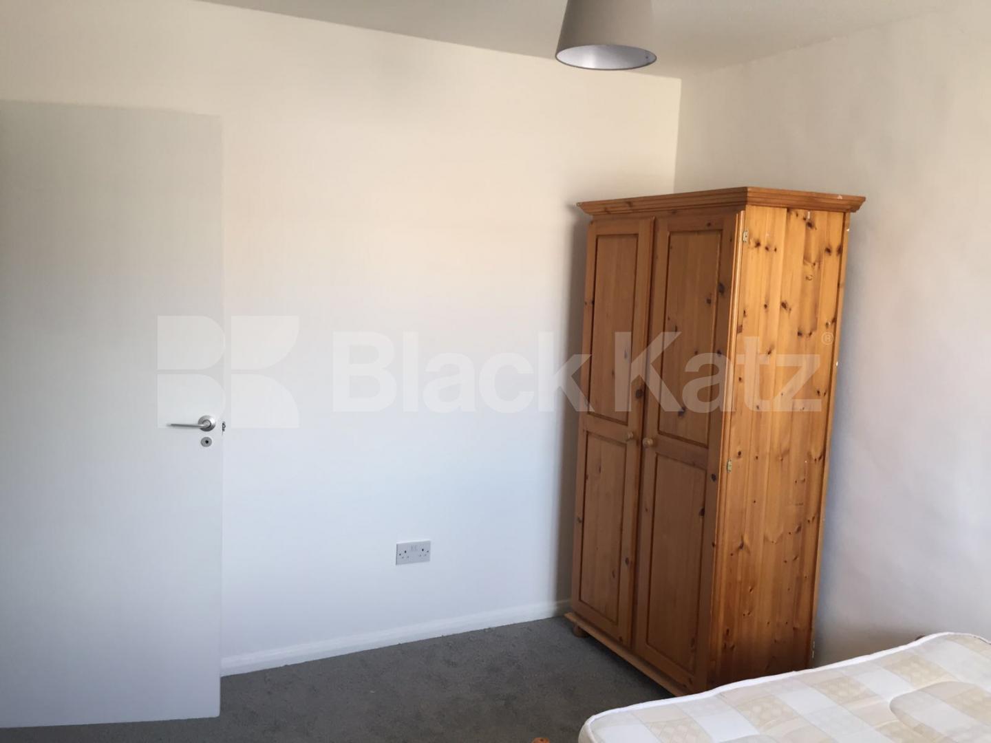 			NEWLY REFURBISHED 4 BEDROOM MAISONETTE WITH GARDEN!, 4 Bedroom, 1 bath, 1 reception Ground Floor Maisonette			 Portia Way, MILE END-BOW