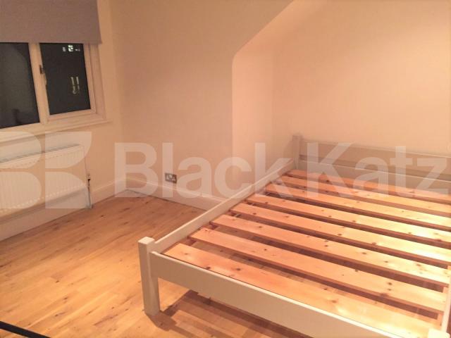 			STUNNING SPLIT LEVEL 2 BEDROOM APARTMENT , 2 Bedroom, 1 bath, 1 reception Flat			 Tollington Road, HOLLOWAY-FINSBURY PARK-ISLINGTON