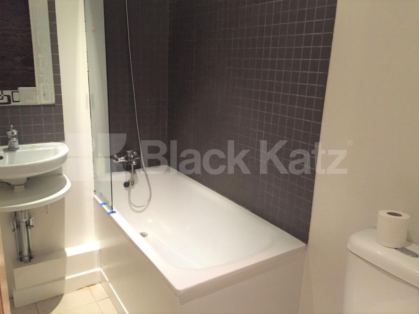 			STUNNING SPLIT LEVEL 2 BEDROOM APARTMENT , 2 Bedroom, 1 bath, 1 reception Flat			 Tollington Road, HOLLOWAY-FINSBURY PARK-ISLINGTON