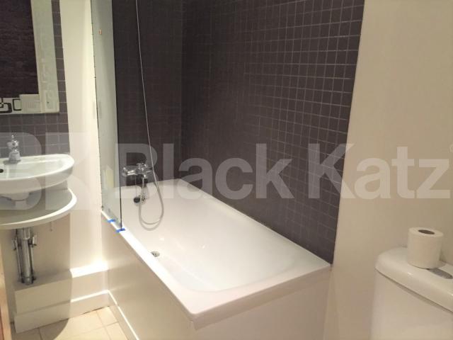 			STUNNING SPLIT LEVEL 2 BEDROOM APARTMENT , 2 Bedroom, 1 bath, 1 reception Flat			 Tollington Road, HOLLOWAY-FINSBURY PARK-ISLINGTON