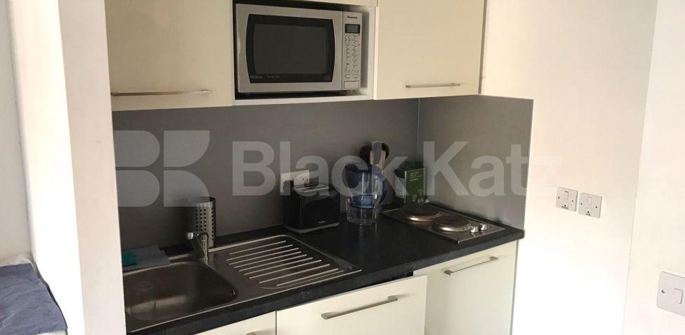 Modern studio in the heart of Camden mins to tube & shops Camden High Street, Camden