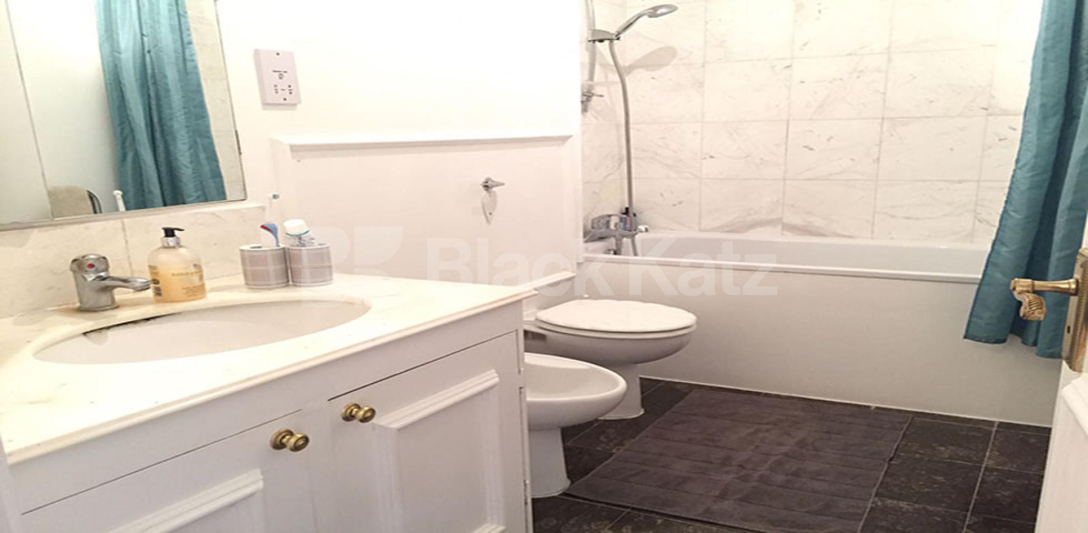 			MINUTES TO HYDE PARK & MARBLE ARCH!, 2 Bedroom, 1 bath, 1 reception Flat			 The Quadrangle , MARBLE ARCH - PADDINGTON 