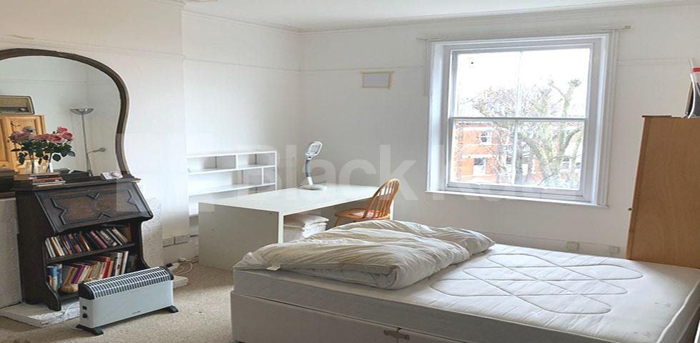 			HUGE ONE BED GOOD FOR TWO SHARERS!, 1 Bedroom, 1 bath, 1 reception Flat			 Parliament Hill, HAMPSTEAD / BELSIZE PARK