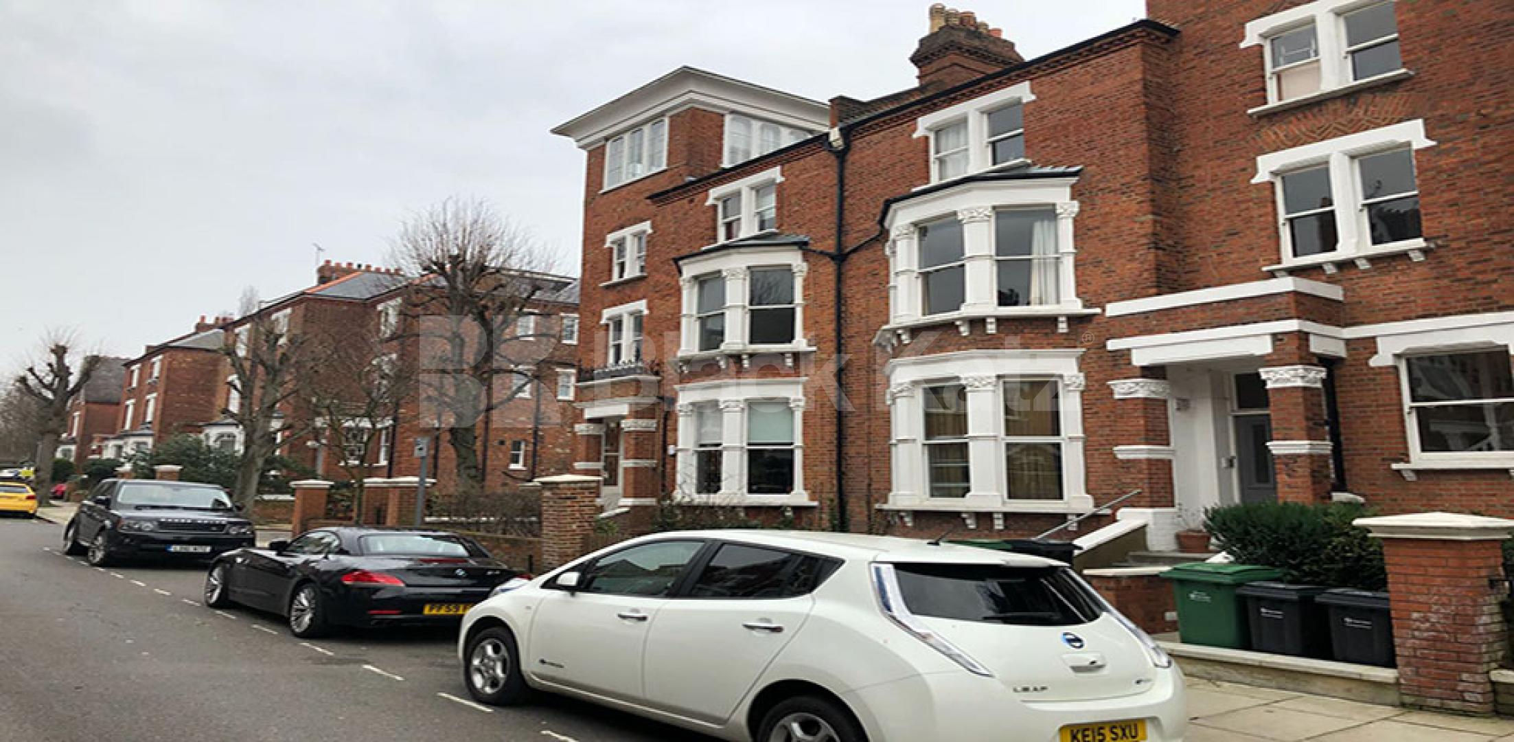 			HUGE ONE BED GOOD FOR TWO SHARERS!, 1 Bedroom, 1 bath, 1 reception Flat			 Parliament Hill, HAMPSTEAD / BELSIZE PARK