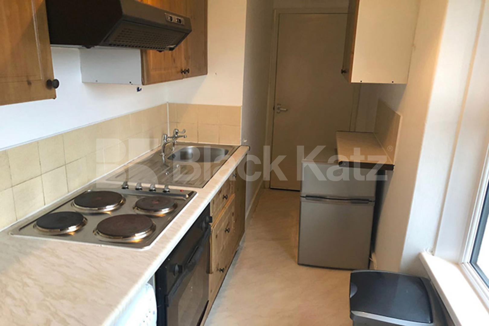 Spacious studio located within a period conversion with a separate kitchen Camden Road, Camden Borders 