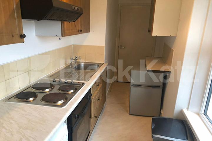 Spacious studio located within a period conversion with a separate kitchen Camden Road, Camden Borders 