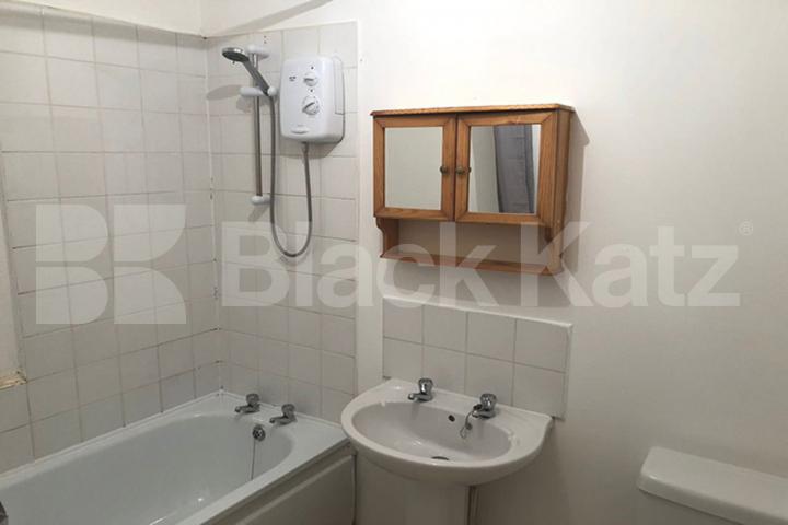 Spacious studio located within a period conversion with a separate kitchen Camden Road, Camden Borders 