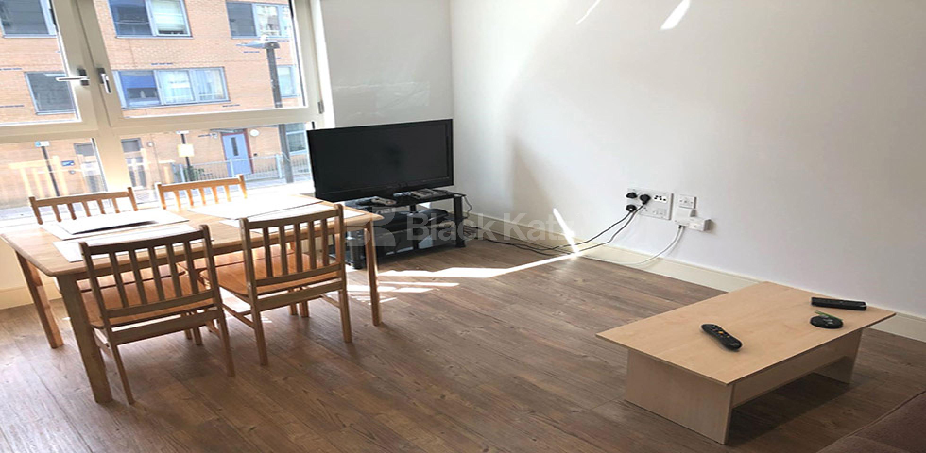 			MINUTES TO TUBE AND SHOPS!, 1 Bedroom, 1 bath, 1 reception Flat			 Queensland Terrace, HOLLOWAY N7