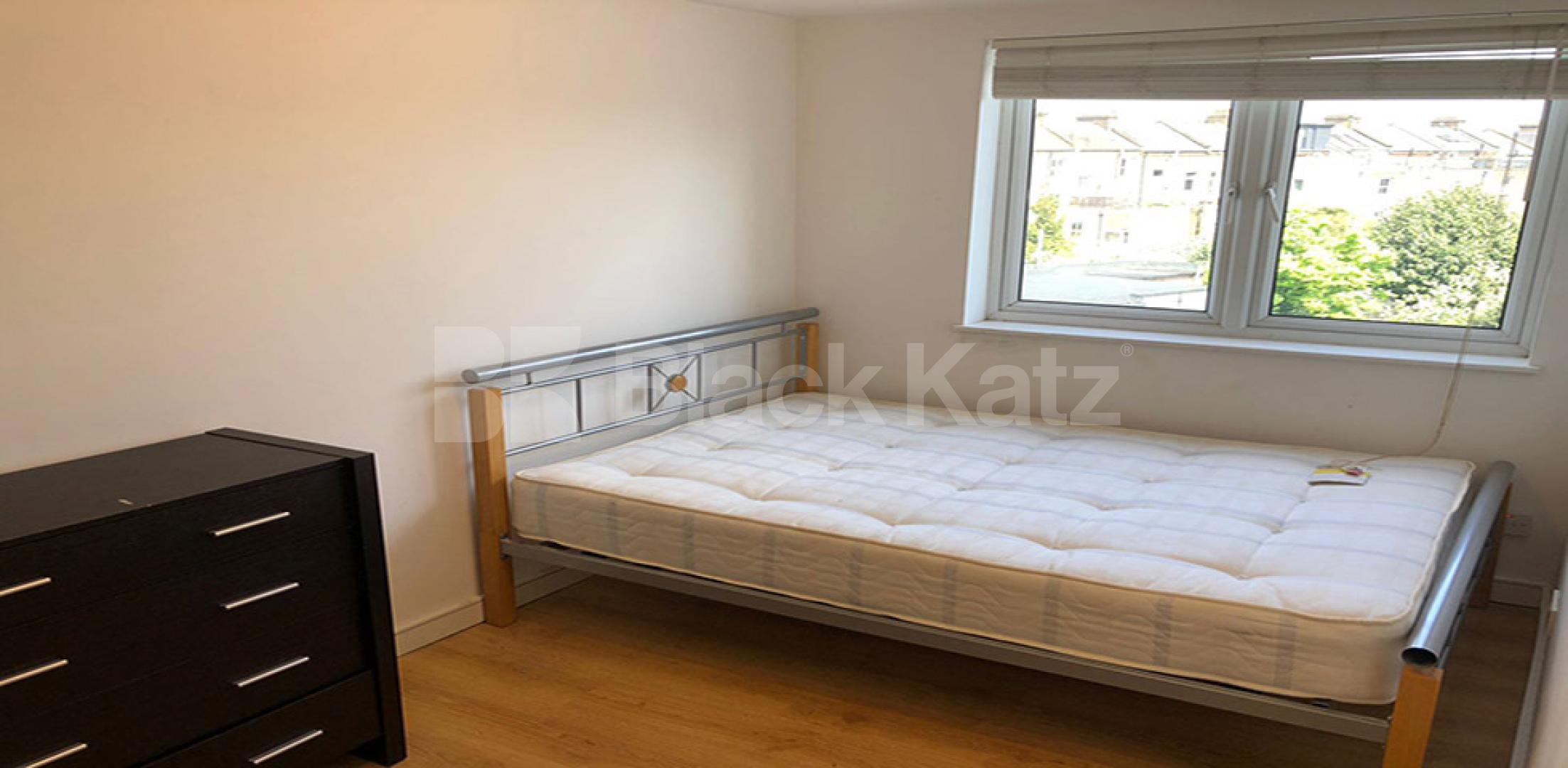 			*** 50% off admin fees on this property***, 5 Bedroom, 1 bath, 1 reception Flat			 Criterion Mews, UPPER HOLLOWAY 