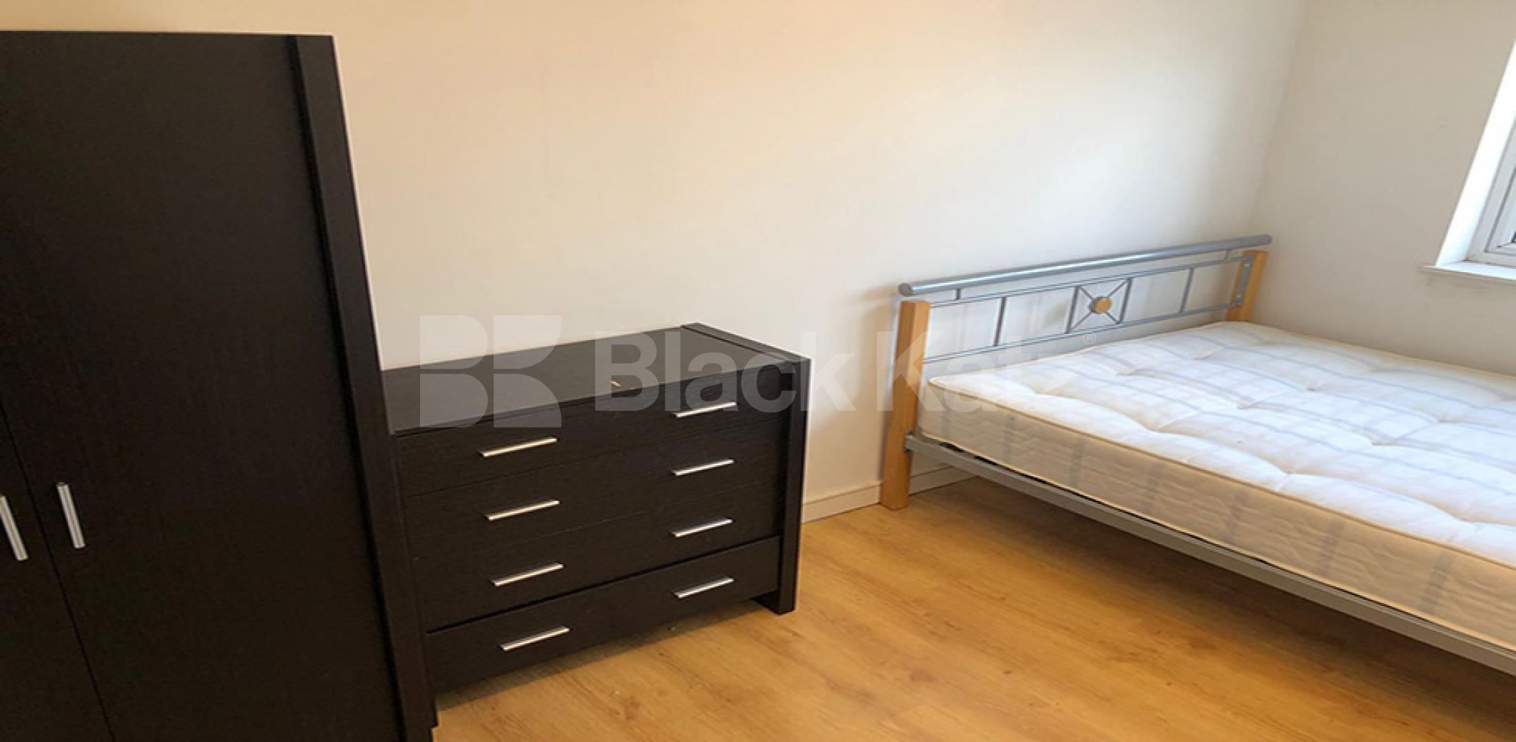 			*** 50% off admin fees on this property***, 5 Bedroom, 1 bath, 1 reception Flat			 Criterion Mews, UPPER HOLLOWAY 