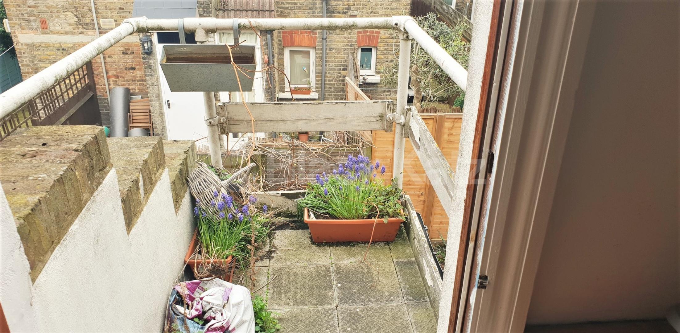			3 Bedroom, 1 bath, 1 reception Flat			 Ormiston Grove, SHEPHERDS BUSH
