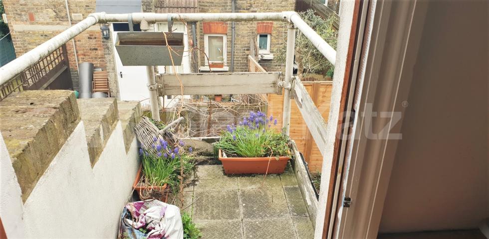 			3 Bedroom, 1 bath, 1 reception Flat			 Ormiston Grove, SHEPHERDS BUSH