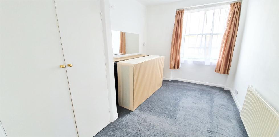			4 Bedroom, 1 bath, 1 reception Flat			 Aldridge Road Villas, WESTBOURNE PARK / NOTTING HILL