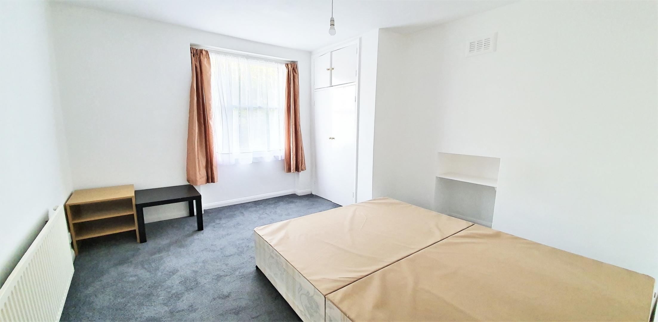 			4 Bedroom, 1 bath, 1 reception Flat			 Aldridge Road Villas, WESTBOURNE PARK / NOTTING HILL