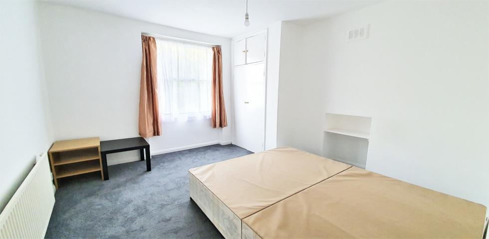 			4 Bedroom, 1 bath, 1 reception Flat			 Aldridge Road Villas, WESTBOURNE PARK / NOTTING HILL