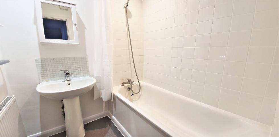 			4 Bedroom, 1 bath, 1 reception Flat			 Aldridge Road Villas, WESTBOURNE PARK / NOTTING HILL